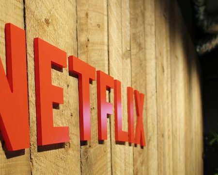 netflix prepares to send its final red envelope-techiew